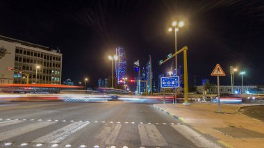 Kuveyt 'te üstü açık arabalarla şehir otobanındaki trafiğe doğru sürün. Kuveyt, Orta Doğu