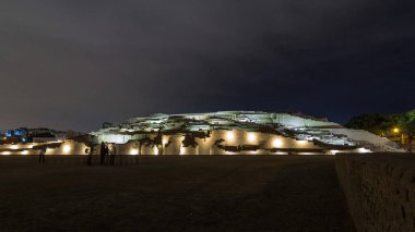 Huaca Pucllana Piramidi 'nden geceye geçiş zamanı, İnka öncesi kültür seremonisi kalıntıları Lima, Peru' da. Gökyüzündeki bulutlar. Aydınlanma başlıyor.