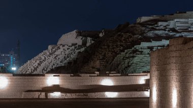 Huaca Pucllana Piramidi 'nden geceye geçiş zamanı, İnka öncesi kültür seremonisi kalıntıları Lima, Peru' da. Gökyüzündeki bulutlar. Aydınlanma başlıyor.