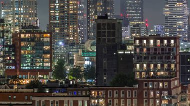 Rotterdam, Hollanda 'daki Katendrecht yarımadası ve Maashaven limanının hava ve gece geçiş zamanı. Günbatımından sonra parlayan pencereleri olan modern gökdelenler.