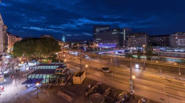 Schwedenplatz hava gecesi. İsveç Meydanı, Viyana 'nın orta kesiminde, Tuna Kanalı' nda yer alan ve en önemli toplu taşıma kavşaklarından biridir. Eski ve modern binalar