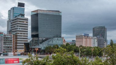 Schwedenplatz hava kuvvetleri gece gündüz. İsveç Meydanı, Viyana 'nın orta kesiminde, Tuna Kanalı' nda yer alan ve en önemli toplu taşıma kavşaklarından biridir. Eski ve modern binalar