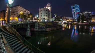 Viyana 'daki Uranya' nın panoramik manzarası diğer binalar ve Tuna Kanalı 'ndan geceye geçiş zamanı. Uranya bir kamu eğitim enstitüsü ve gözlemevi.