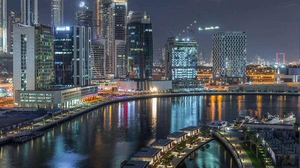 Günbatımından sonra, Business Bay hava sahasında lüks yatları olan güzel nehrin yanındaki gelecekteki gökdelenler geçiş zamanları, Dubai, Birleşik Arap Emirlikleri.