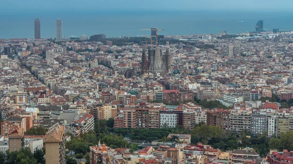 Barcelona Uyanışı: İspanya 'nın Gündüz Zamanlama Panoraması Canlı Şehir Manzarası. Carmel 'in Bunkers of Carmel' inden, Aerial Top View Frames Sagrada Familia Katedrali 'nden, Şehir Işıkları azar azar azalıyor.