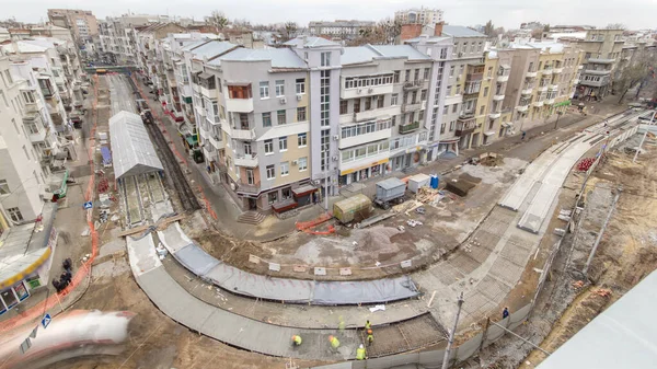 Beton yol yapımında çok sayıda işçi ve mikser makinesi, vinç, traktör zaman ayarlı çalışır. Tramvay raylarının yeniden inşası. Birkaç saat boyunca hava üst görünümü