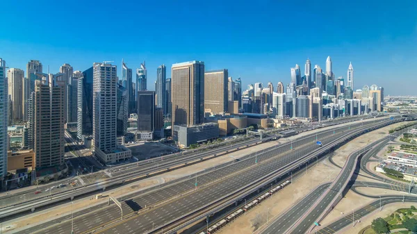 Dubai Yat Limanı gökdelenler hava üstten görünüm sabah Jlt günbatımı içinde Dubai timelapse, Birleşik Arap Emirlikleri için gün boyunca. Modern kule uzun gölgeler aşağıya taşınması ve Şeyh zayed yolu üzerinde trafik ile.