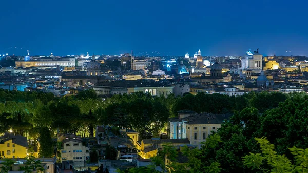 Roma, İtalya 'nın tarihi merkez gününden geceye geçiş zamanının panoramik hava görüntüsü. Gün batımından sonra yoğun dramatik bulutlu şehir manzarası