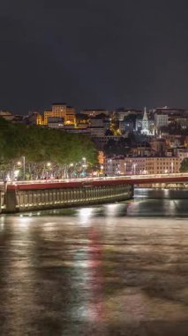 Gece Lyon Temyiz Mahkemesi 'nin zaman çizelgesi, Lyons 5. Bölge' deki Place Duquaire 'de bir neo-klasik mahkeme. Saone rıhtımının ve kırmızı asma köprünün manzarası. Fransa.