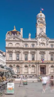 Hotel de Ville de Lyon 'dan Hyperlapse, Fransa' nın tarihi Lyon belediye binası. Kare zaman diliminde insanlar fıskiyenin yanında geziniyor. Mavi gökyüzünün altında bir barok ve klasik mimari mucize.