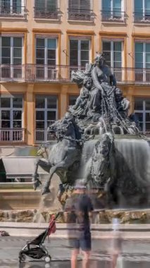 Belediye Binası yakınlarındaki Place des Terreaux 'da bulunan Lyon' un sembolü Bartholdi Çeşmesi 'nin hiperlapası. Akan suyla çevrili binicilik heykeli, tarihi mimari zaman çizelgesiyle çevrili. Fransa
