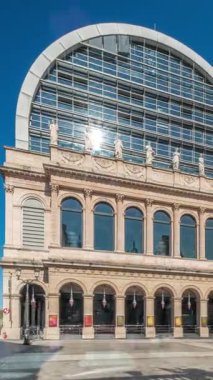 Modern cam kubbe ile birleştirilmiş neoklasik mimari içeren Lyons opera binasının hiperlapesi. Heykelleri ve cam yüzeyleri olan tarihi ve tarihi bir yer. Güneşin zaman çizgisini yansıtıyor.