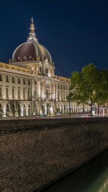 Lyon, Fransa 'da Grand Hotel-Dieu gece hızlandırması. Bu tarihi bina artık lüks bir alışveriş merkezi. Işıklandırılmış kubbeler ve avlular Rhone Nehri 'ne yansıyor.