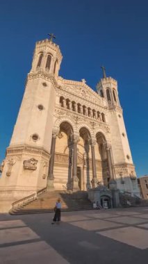 Fransa 'nın Lyon kentinde günbatımında Notre Dame de Fourviere Bazilikası' nın hiperlapse ön görüntüsü. Bu ikonik küçük bazilika sıcak ışıkla aydınlatılıyor. Tepenin tepesindeki zaman diliminden şehre bakıyor.