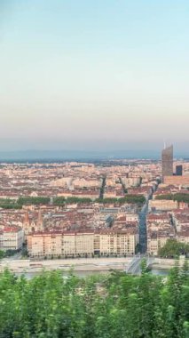 Gün batımında Fourviere Hill 'den Lyon' un panoramik hava görüntüsü. Ufuk çizgisinde Pont Marechal Juin, Rhone Nehri ve sıcak akşam ışığında aydınlanan ikonik şehir simgeleri yer alıyor.
