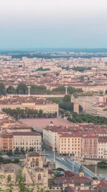 Gün batımında Fourviere Hill 'den Lyon' un panoramik hava görüntüsü. Ufuk çizgisinde Bellecour, Rhone Nehri ve sıcak akşam ışığında aydınlanan ikonik şehir simgeleri yer alıyor.