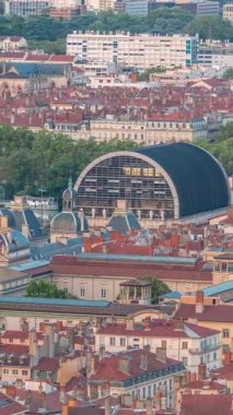Hotel de Ville de Lyon 'un uçuş zamanı, Fransa' nın tarihi Lyon belediye binası. Kırmızı çatıları olan tarihi bir merkez. Mavi gökyüzünün altında bir barok ve klasik mimari mucize.