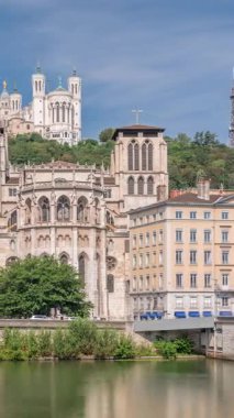 Aziz John Vaftizci Katedrali 'nin hiperlapesi ve Lyon' daki Notre-Dame de Fourviere Bazilikası. Rıhtım ve binalar zaman çizgisine yansıdı. Bulutlu mavi gökyüzü. Fransa