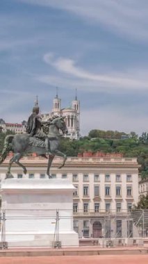 Fransa 'nın Lyon kentindeki Bellecour Meydanı' nda Avrupa 'nın en büyük yaya meydanı. Kral 14. Louis 'in binicilik heykeli canlı bir zaman dilimi altında tarihi binalarla çevrili.