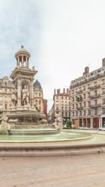 Fransa 'nın başkenti Lyon' da bulunan Place des Jacobins 'in hiperlapesi, tarihi binalarla çevrili Fontaine des Jacobins' e ev sahipliği yapmaktadır. Bulutlu bir gökyüzü altında hareketli şehir meydanı