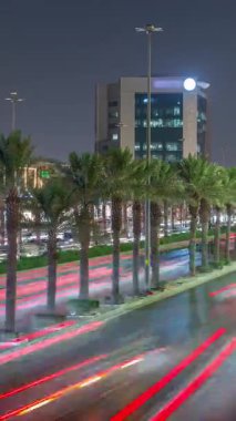 Suudi Arabistan, Riyad 'daki Kral Fahd Yolu' nun gece uçuşları. Günümüz kuleleri ve gökdelenleri ile çevrili Riyad Ulusal Kütüphanesi 'nin yakınındaki araçlarla yoğun bir trafik vardı.