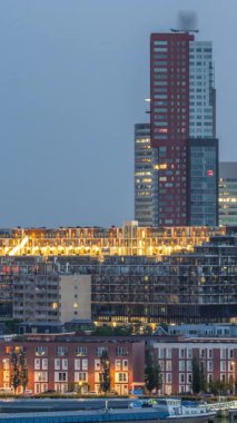 Hollanda Rotterdam 'daki Katendrecht yarımadası ve Maashaven limanının panoramik hava geçiş zamanı. Şehir silueti modern gökdelenler ve geleneksel Hollanda rıhtım evleri