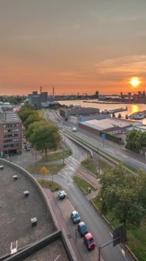 Gün batımında Maashaven zamanının hava panoramik görüntüsü Rotterdam 'da demirli iç gemilerle, Katendrecht ve Maas Nehri. Eski fabrika ofis ve etkinlik alanına dönüştü. Yollar boyunca trafik