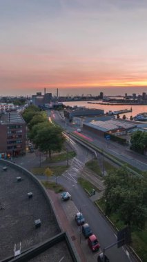 Rotterdam 'daki Katendrecht ve Maas Nehri gibi demirli gemilerle Maashaven' daki hava panoramik görüntüsü günden geceye geçiş zamanı. Eski fabrika yakınlarındaki trafik ofis ve etkinlik alanına dönüştü