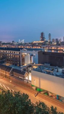 Maashaven 'daki kulelerin hava panoramik görüntüsü gece gündüz geçiş zamanlarında demirli gemilerle, Katendrecht ve Maas River, Rotterdam. Fabrika yakınındaki trafik ofis ve etkinlik alanına dönüştürüldü