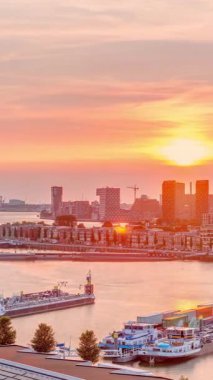Rotterdam, Hollanda 'da gün batımında Katendrecht Yarımadası ve Maashaven Limanı' nın havadan panoraması. Şehir silueti, modern gökdelenler ve geleneksel Hollanda rıhtım evleri