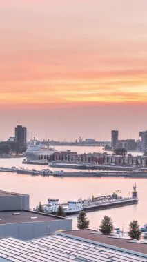 Rotterdam, Hollanda 'daki Katendrecht Yarımadası ve Maashaven Limanı' nın panoramik hava ve gece geçiş zamanı. Şehir silueti modern gökdelenler ve geleneksel Hollanda rıhtım evleri
