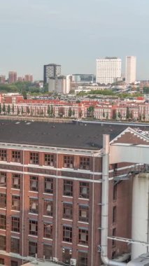 Rotterdam 'daki Maashaven' da, iç kısımlara demirlemiş gemiler, Katendrecht ve Maas Nehri 'nin üzerindeki hava zaman ayarlı görüntüsü. Eski fabrika ofis ve etkinlik alanına dönüştü. Hollanda