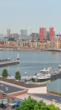 Arka planda Katendrecht ve Maas Nehri 'nin yer aldığı Maashaven' ın havadan çekilmiş panoramik görüntüsü. Çevredeki yollar boyunca trafik hareket ediyor. Rotterdam, Hollanda