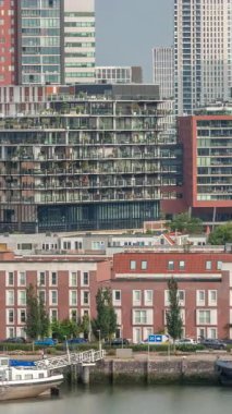 Rotterdam şehir merkezi, Hollanda 'daki modern binaların uçuş zamanı. Finans bölgesindeki kuleler ve gökdelenler sabah sıcacık ışıklarıyla canlı bir ufuk çizgisi oluşturuyor. Rıhtımdaki gemiler