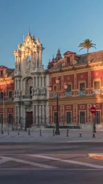 San Telmo Sarayı Seville, İspanya 'da zaman atlaması. Eskiden navigatörler için üniversite, şimdi ise Endülüs Hükümeti 'nin merkezi. Gün batımında süslemeli Barok mimarisi