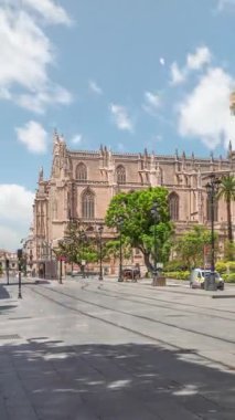 İspanya 'nın Sevilla şehrinde, Antik tüccarlar değiş tokuşunda yer alan Hint Zaman Hızı Arşivi' nin generali. Tramvay Constitucion Bulvarı boyunca ilerliyor. Dağınık bulutlu mavi gökyüzü.