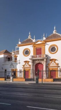 Plaza de Toros de la Real Maestranza de Caballeria de Sevilla zaman atlaması. Trafik ön cephenin önünden geçiyor. İspanya 'nın Sevilla şehrinde boğa güreşi festivalleriyle tanınan tarihi boğa güreşi..