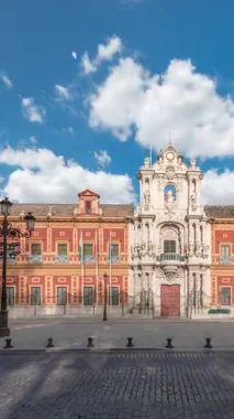 San Telmo Sarayı Seville, İspanya 'da zaman atlaması. Eskiden navigatörler için üniversite, şimdi ise Endülüs Hükümeti 'nin merkezi. Süslü görünüşlü ve zengin tarihli Barok mimarisi