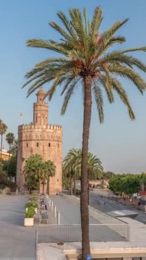 Torre del Oro zaman atlaması, Sevilla, İspanya 'da bir askeri gözetleme kulesi. Guadalquivir Nehri erişimini kontrol etmek için Almohads tarafından inşa edildi. Günbatımından önce tarihi dönüm noktası