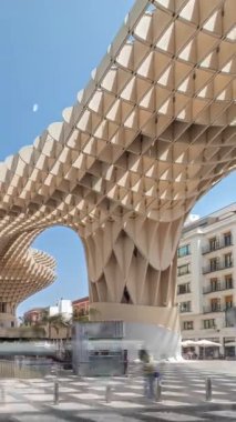 Encarnacion Meydanı 'ndaki Metropol Şemsiyesi zaman atlaması, panoramik yürüyüş yolu ve bir arkeoloji müzesi olan fütürist ahşap yapı. Mavi gökyüzü, merdivenler, trafik ve şehir manzarası Sevilla, İspanya