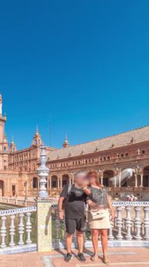 Panorama, Seville Timelapse 'de Plaza de Espana' yı gösteriyor. Maria Luisa Park 'ta Ibero-American Exposition için inşa edilmiş büyük bir mimari kompleks. Mavi gökyüzünün altında köprüler, kanallar ve klasik sokak lambaları