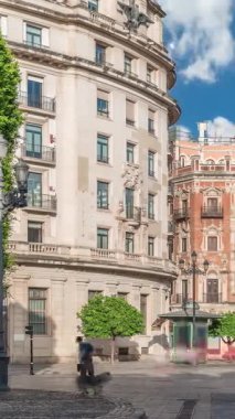 Central de Telefonica 'nın sabah programı ve Sevilla, San Francisco Plaza' daki belediye binası. Casa Consistorial, Plateresque mimarisinin mavi bulutlu gökyüzünün altında tramvayı olan başyapıtı.