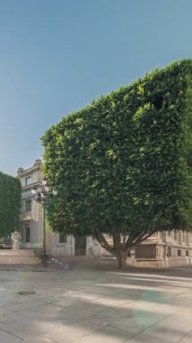 Panorama Avda 'yı gösteriyor. De la Constitucion, Seville, İspanya 'nın Casco Antiguo bölgesindeki ana cadde. Edificio de la Adriatica ile zaman atlaması, tarihi binalar ve geçen tramvaylar