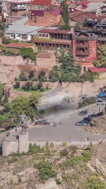 Metekhi Bakire Meryem Varsayımı Kilisesi 'nin zaman çizelgesi ve Kura Nehri üzerindeki Kral Vakhtang Gorgasali Heykeli. Sokakta trafik vardı. Bakış açısına göre insanlar. Tiflis, Gürcistan.