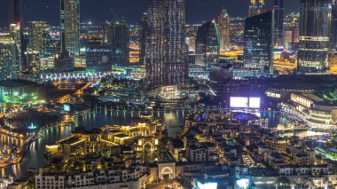 Dubai Şehir Merkezi, Burj Halife ve diğer kulelerin yakınlarındaki müzik çeşmeleri ile Dubai, Birleşik Arap Emirlikleri 'nde yeni yıl kutlamalarından önce tepeden görülebiliyor. Işıklar yanıyor..