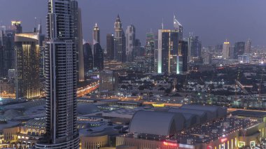 Dubai şehir merkezindeki ufuk çizgisi günden geceye geçiş zamanı. Şeyh Zayed yolunun en üst manzarası. Çok sayıda aydınlık kulesi ve gökdelenleri var. Yollarda trafik vardı. Ünlü simge.