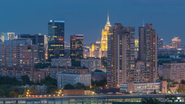 Moskova 'daki Ukrayna' daki Dünya Ticaret Merkezi kuleleri ve otel Ukrayna 'daki havadan şehre geçiş zamanı. WTC Rusya 'nın en büyük iş merkezidir. Bulutlu gökyüzü ve yoldaki trafik