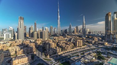 Dubai şehir merkezi silueti, Burj Halife ve diğer uzun gölgeli kulelerle birlikte, Dubai 'nin tepesinden, Birleşik Arap Emirlikleri' nin panoramik görüntüsü sırasında. Çevre yolunda trafik ve eski tarz binalar