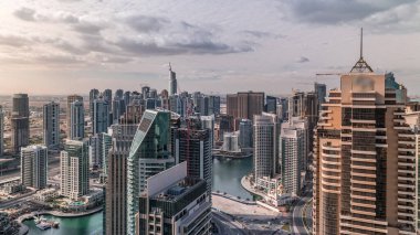Dubai Marina gökdelenleri ve Jumeirah göl kuleleri Birleşik Arap Emirlikleri 'nin en üst düzey hava zaman aralığından görünüyor. Sabah bulutlu bir yolda trafik vardı.