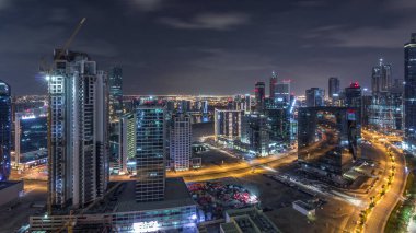 Aydınlatılmış binaların hava görüntüsü tüm gece boyunca zaman ve kanal yakınlarındaki yollarda yüksek trafik. Business Bay, Dubai 'de gece hayatı, Birleşik Arap Emirlikleri